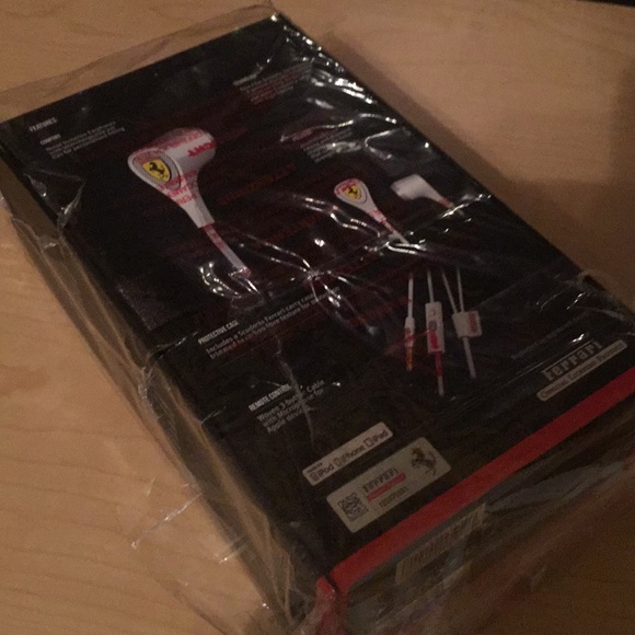 Ferrari earphones - Picture 2 of 4